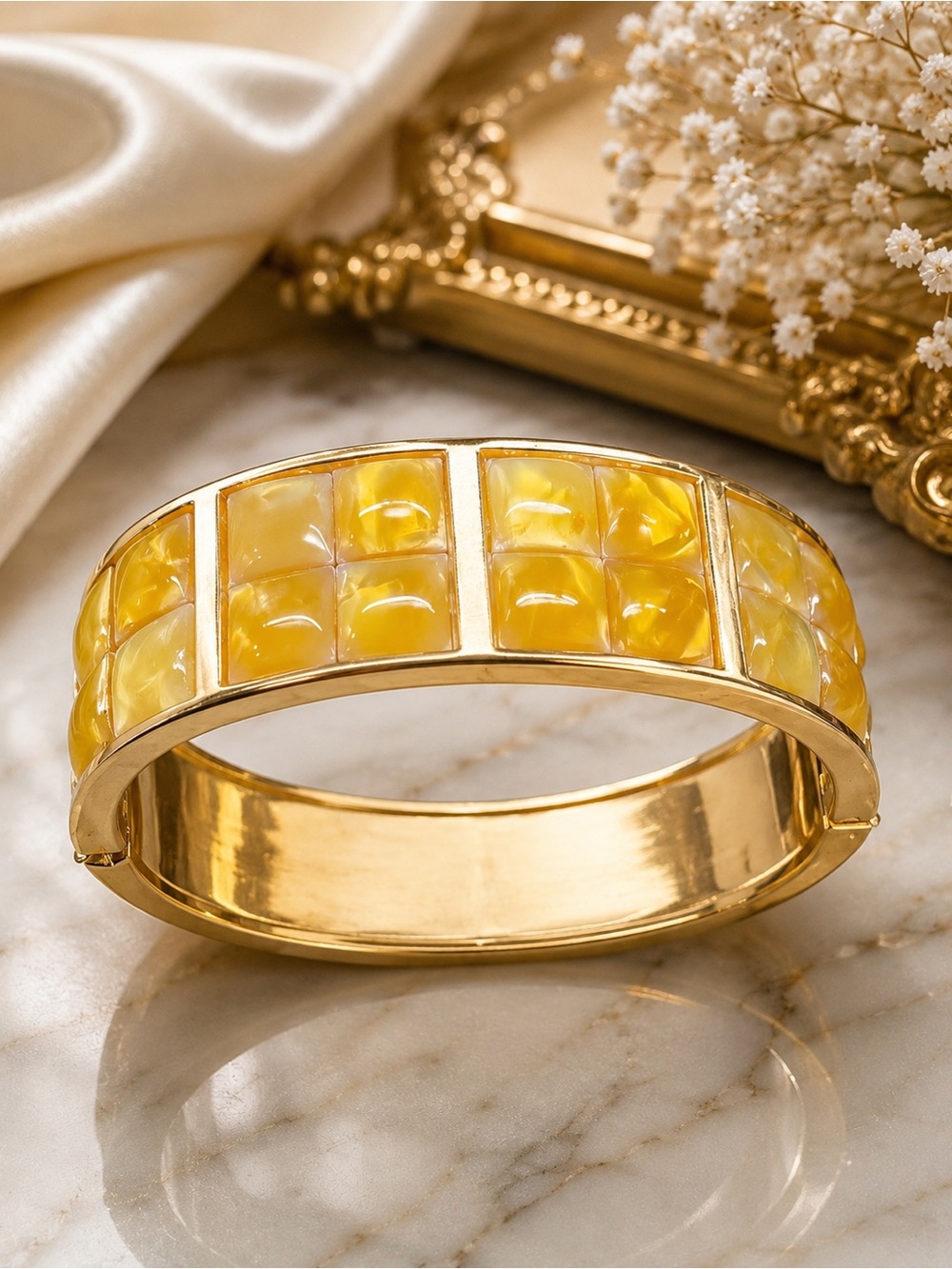 Vintage Gold Tone Yellow Lucite Mosaic Hinged Clamper Bracelet Statement Jewelry - Picture 4 of 6
